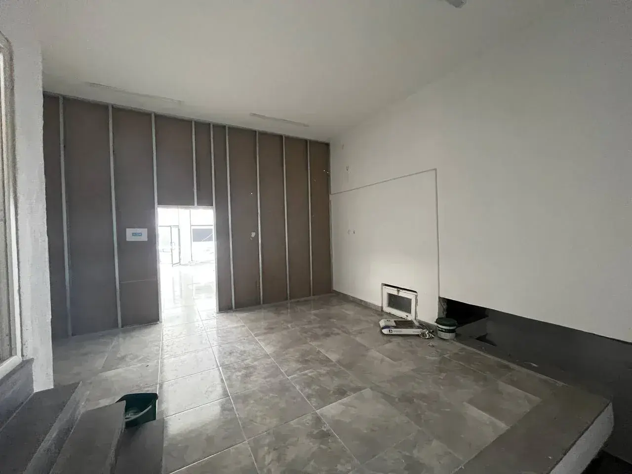 POLAT GAYRİMENKUL - TEKİR CAD. ANAYOL ÜZERİ SATILIK BODRUM KATLI DÜKKAN