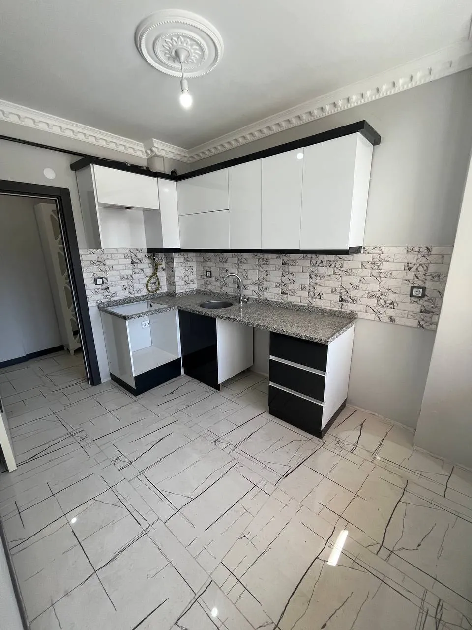 DEVELİ POLAT GAYRİMENKUL-ÇARŞI MERKEZDE SATILIK LÜX DAİRE