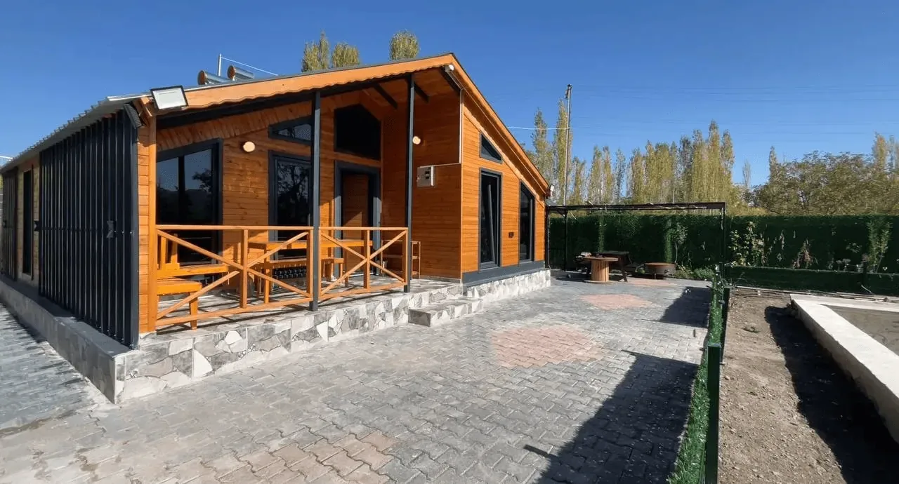 DEVELİ POLAT GAYRİMENKUL - ELBİZ'DE, 360 M2 İÇERİSİNDE DİZAYN EDİLMİŞ HAVUZLU BUNGALOV YAŞAM ALANI