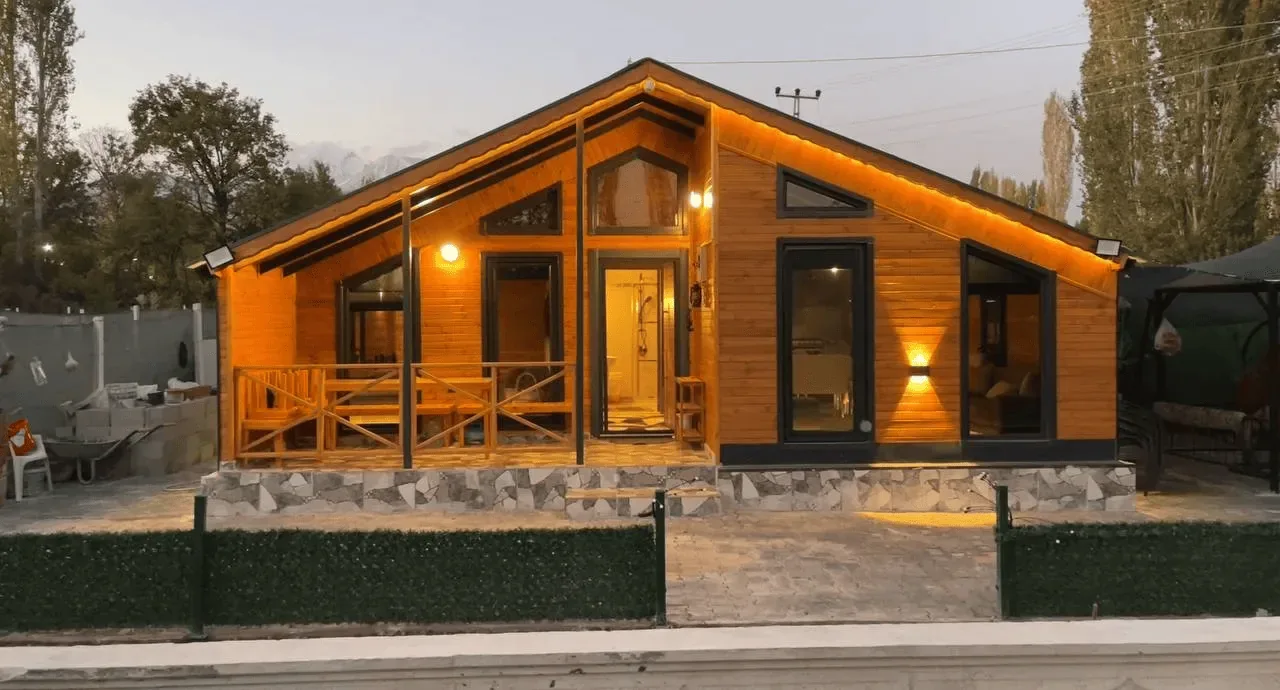 DEVELİ POLAT GAYRİMENKUL - ELBİZ'DE, 360 M2 İÇERİSİNDE DİZAYN EDİLMİŞ HAVUZLU BUNGALOV YAŞAM ALANI
