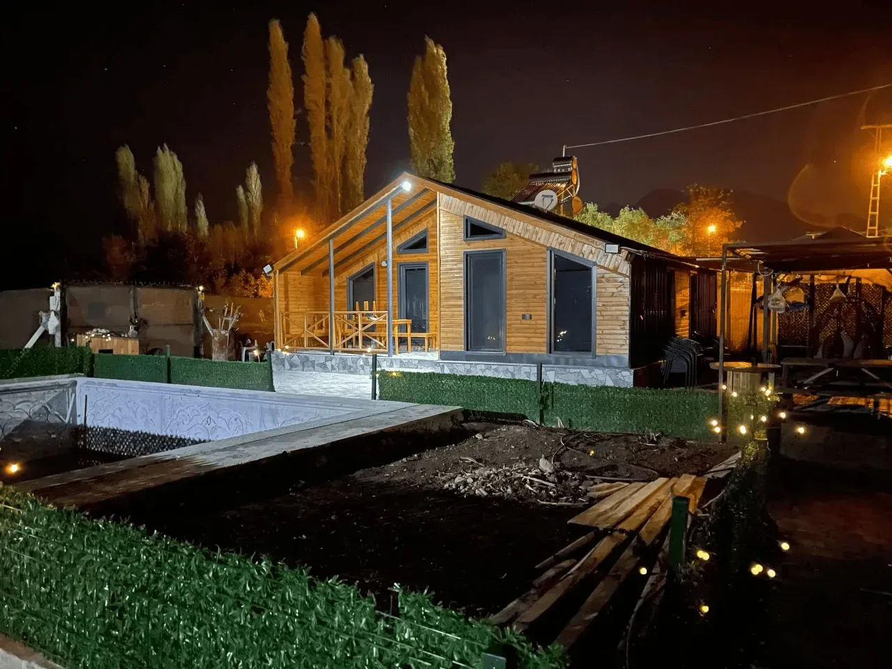 DEVELİ POLAT GAYRİMENKUL - ELBİZ'DE, 360 M2 İÇERİSİNDE DİZAYN EDİLMİŞ HAVUZLU BUNGALOV YAŞAM ALANI