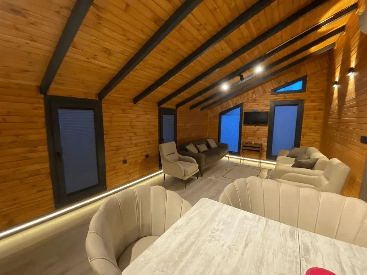 DEVELİ POLAT GAYRİMENKUL - ELBİZ'DE, 360 M2 İÇERİSİNDE DİZAYN EDİLMİŞ HAVUZLU BUNGALOV YAŞAM ALANI