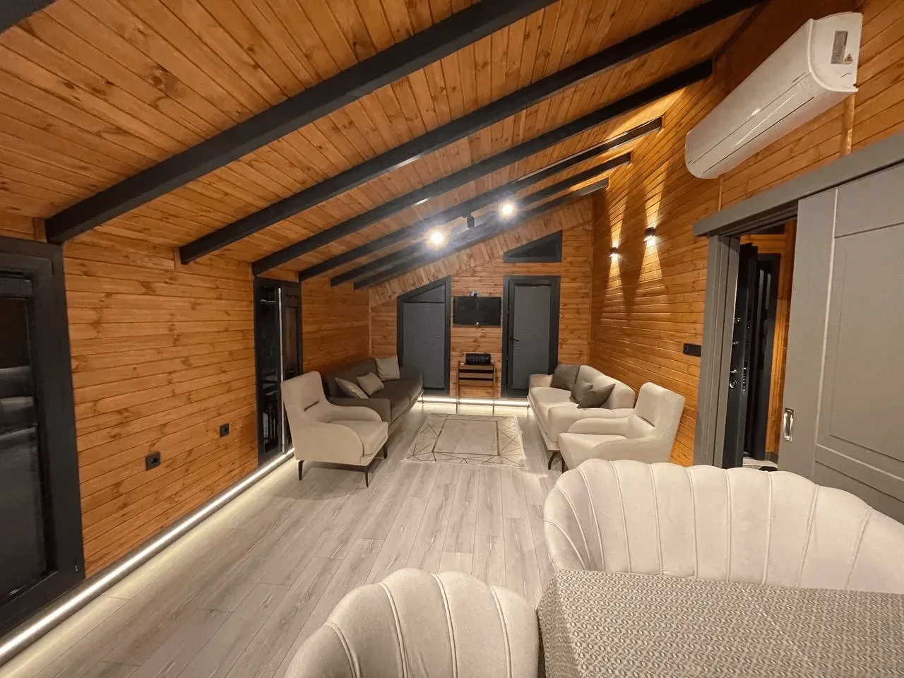 DEVELİ POLAT GAYRİMENKUL - ELBİZ'DE, 360 M2 İÇERİSİNDE DİZAYN EDİLMİŞ HAVUZLU BUNGALOV YAŞAM ALANI