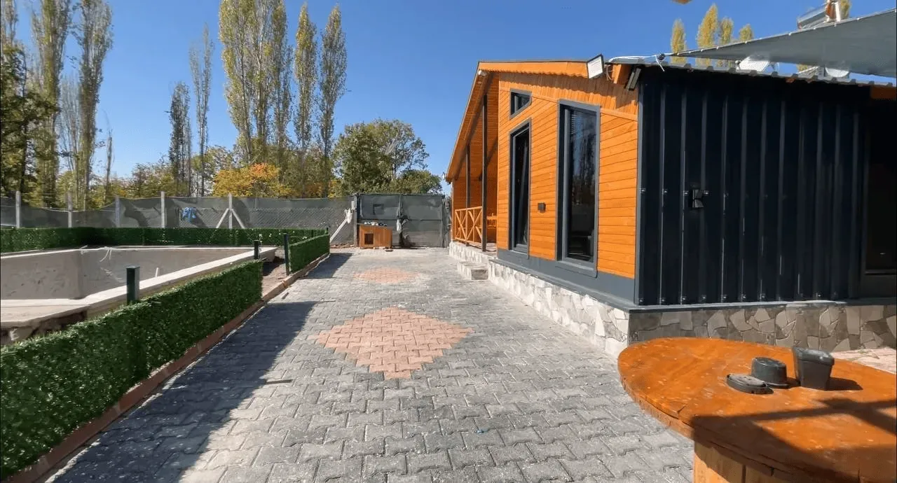 DEVELİ POLAT GAYRİMENKUL - ELBİZ'DE, 360 M2 İÇERİSİNDE DİZAYN EDİLMİŞ HAVUZLU BUNGALOV YAŞAM ALANI