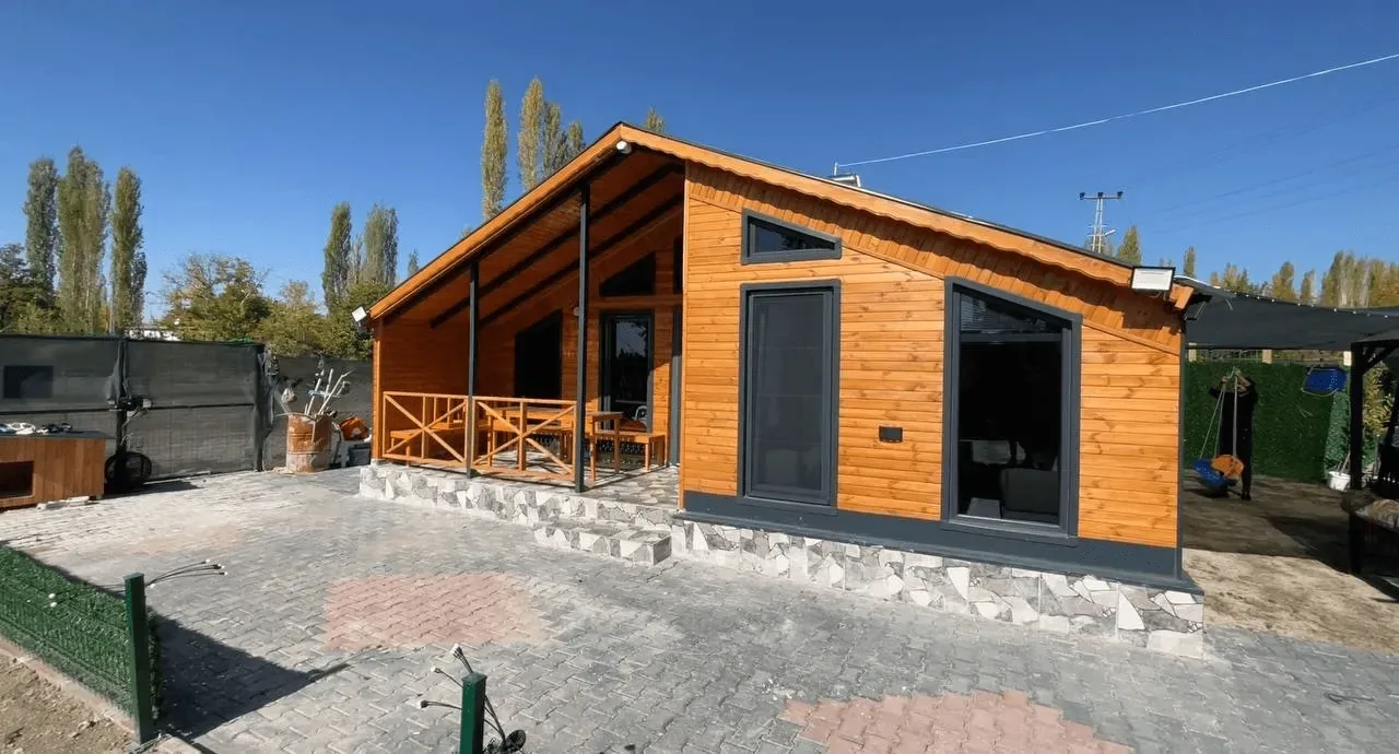 DEVELİ POLAT GAYRİMENKUL - ELBİZ'DE, 360 M2 İÇERİSİNDE DİZAYN EDİLMİŞ HAVUZLU BUNGALOV YAŞAM ALANI
