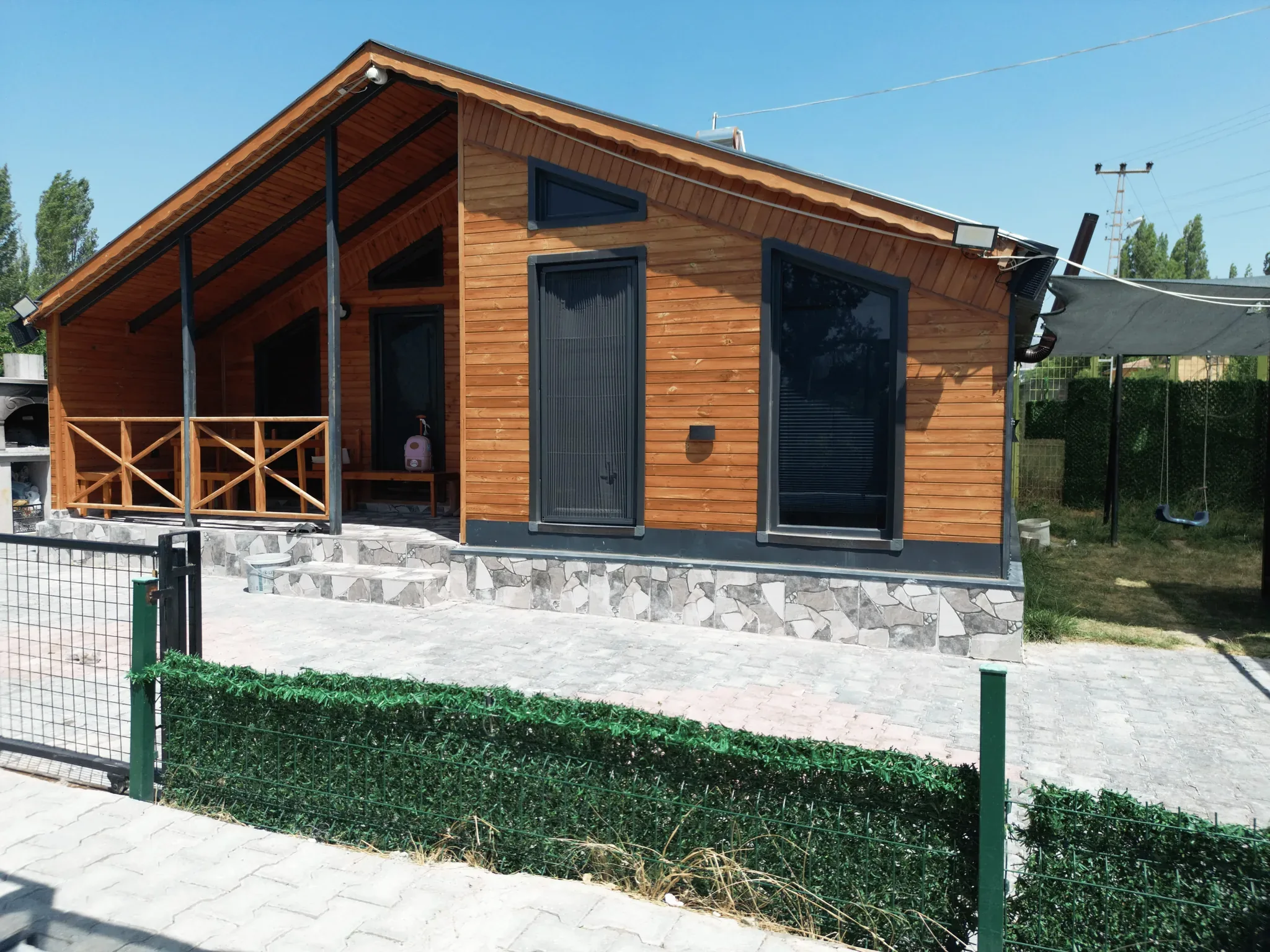DEVELİ POLAT GAYRİMENKUL - ELBİZ'DE, 360 M2 İÇERİSİNDE DİZAYN EDİLMİŞ HAVUZLU BUNGALOV YAŞAM ALANI
