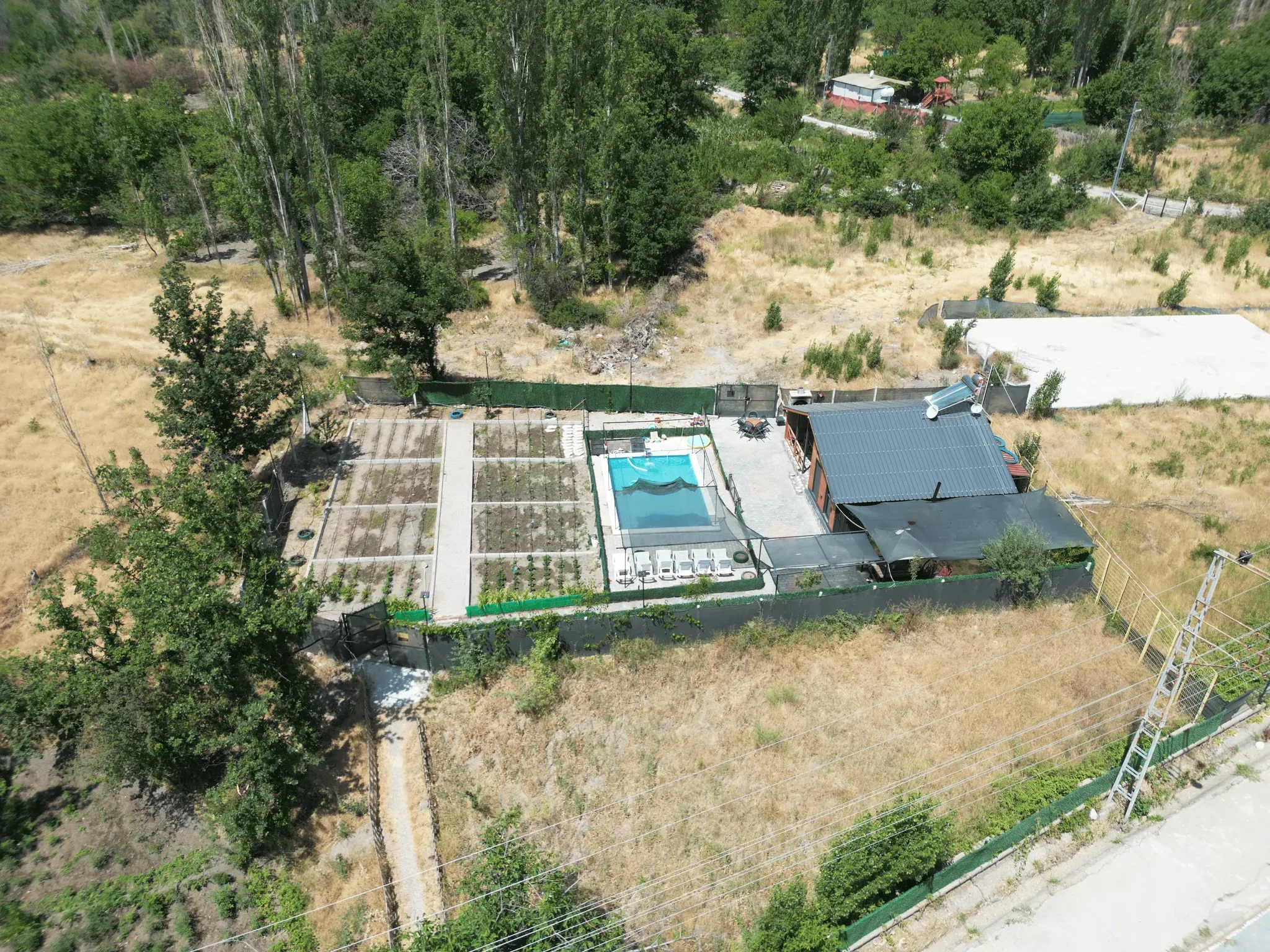 DEVELİ POLAT GAYRİMENKUL - ELBİZ'DE, 360 M2 İÇERİSİNDE DİZAYN EDİLMİŞ HAVUZLU BUNGALOV YAŞAM ALANI