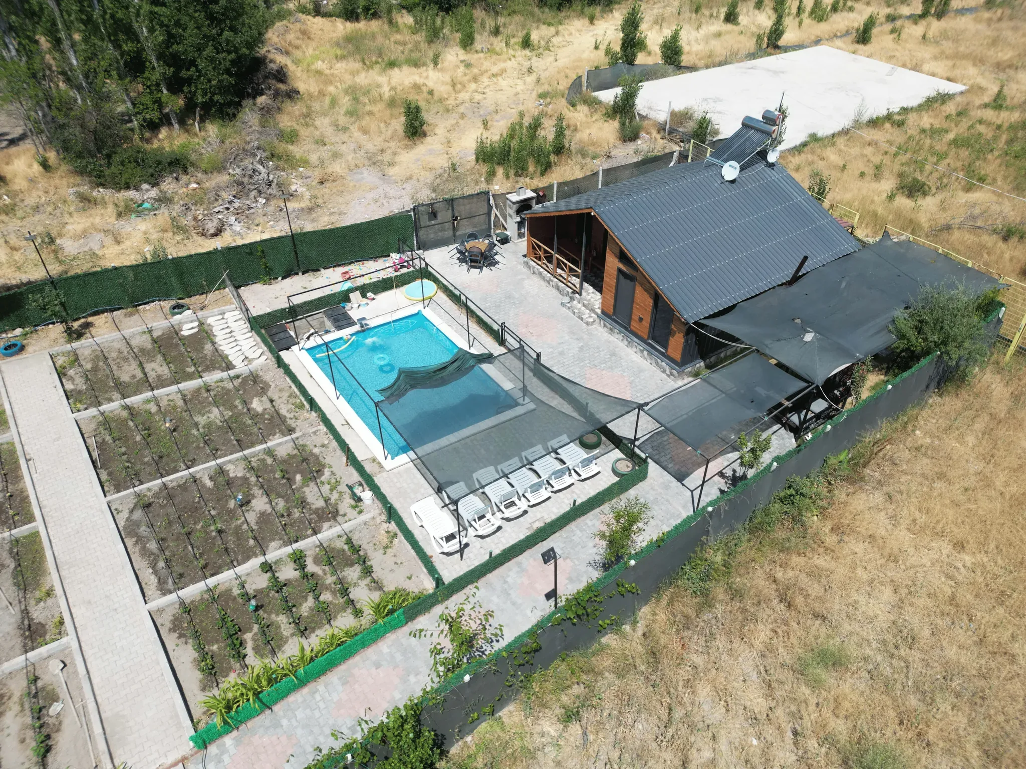 DEVELİ POLAT GAYRİMENKUL - ELBİZ'DE, 360 M2 İÇERİSİNDE DİZAYN EDİLMİŞ HAVUZLU BUNGALOV YAŞAM ALANI