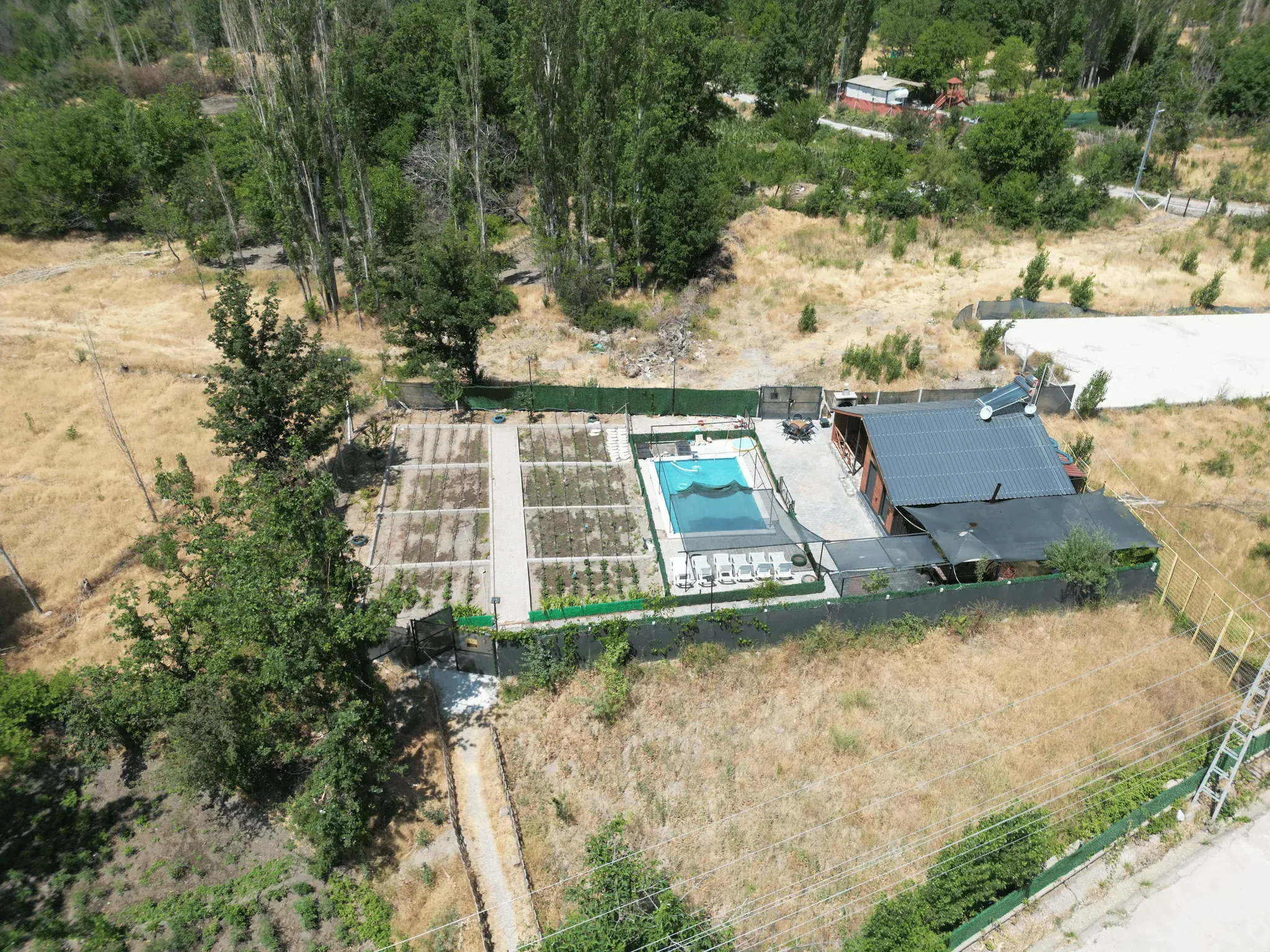 DEVELİ POLAT GAYRİMENKUL - ELBİZ'DE, 360 M2 İÇERİSİNDE DİZAYN EDİLMİŞ HAVUZLU BUNGALOV YAŞAM ALANI