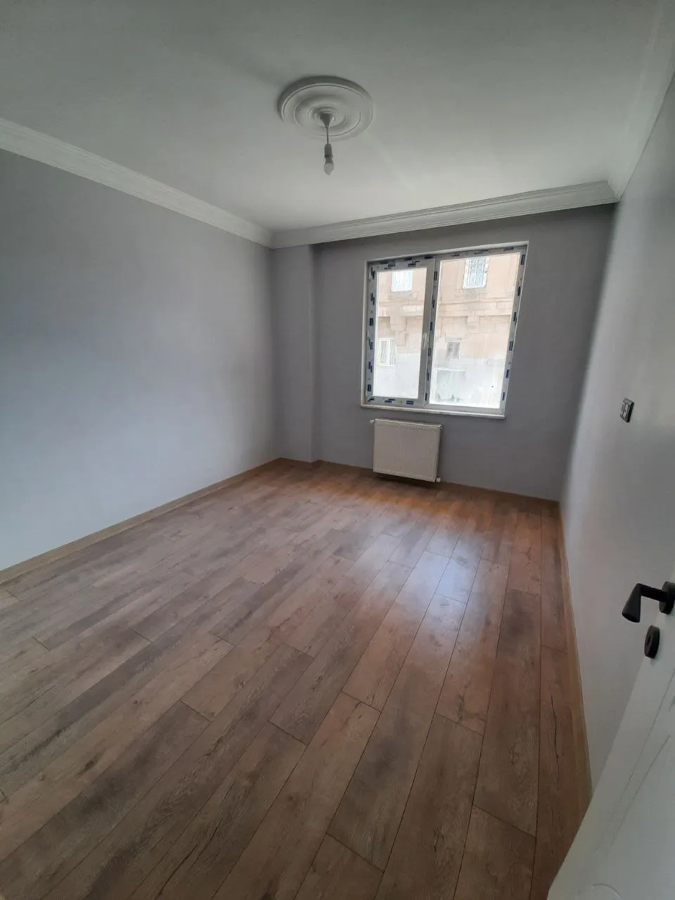 DEVELİ POLAT GAYRİMENKUL-ÇARŞI MERKEZDE KİRALIK LÜX DAİRE