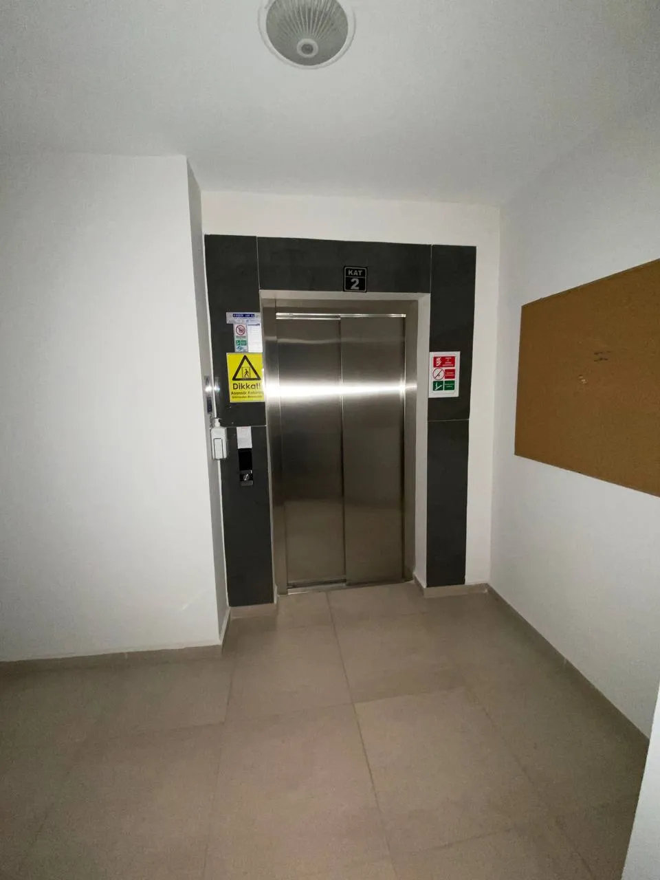 DEVELİ POLAT GAYRİMENKUL-ÇARŞI MERKEZDE KİRALIK 1+1 DAİRE VE 2 ADET OFİS