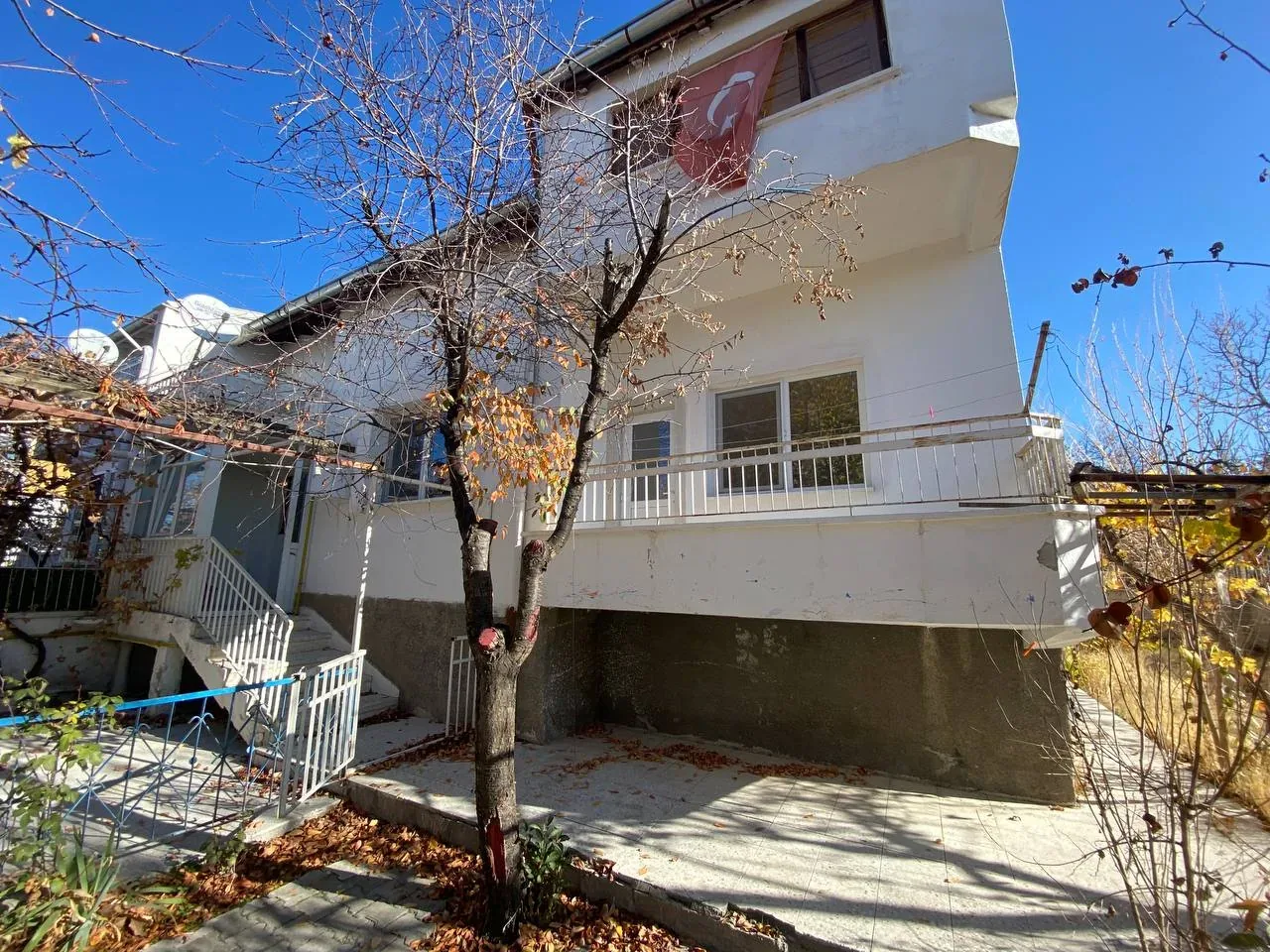 DEVELİ POLAT GAYRİMENKUL-BAHÇELİEVLER MAH. 780 M2 ARSA İÇERİSİNDE SATILIK MÜSTAKİL EV