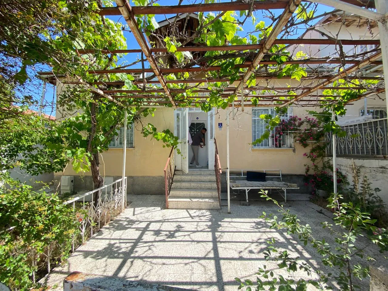 DEVELİ POLAT GAYRİMENKUL-AŞIK SEYRANİ MAH. .335 M2 ARSA İÇERİSİNDE SATILIK MÜSTAKİL EV