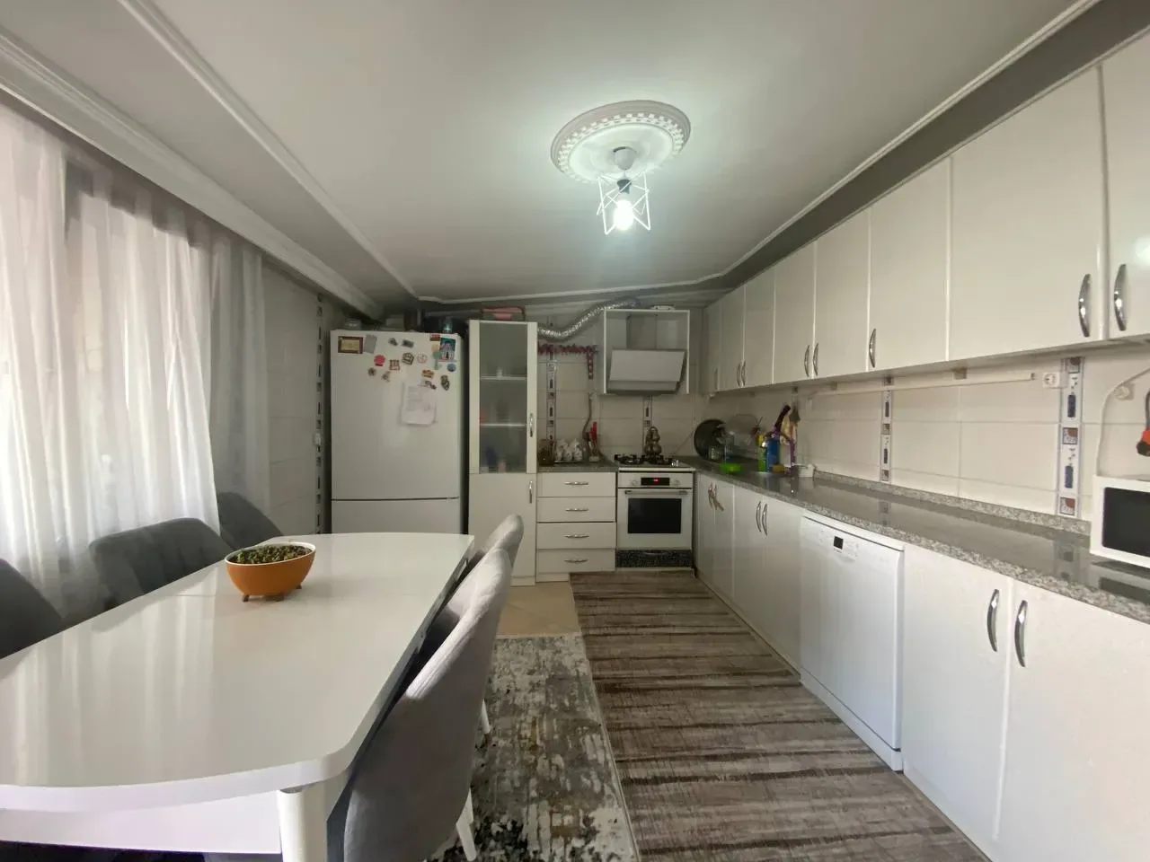 DEVELİ POLAT GAYRİMENKUL - ELBİZ CADDESİNDE GENİŞ TERASLI SATILIK 2+1 DAİRE