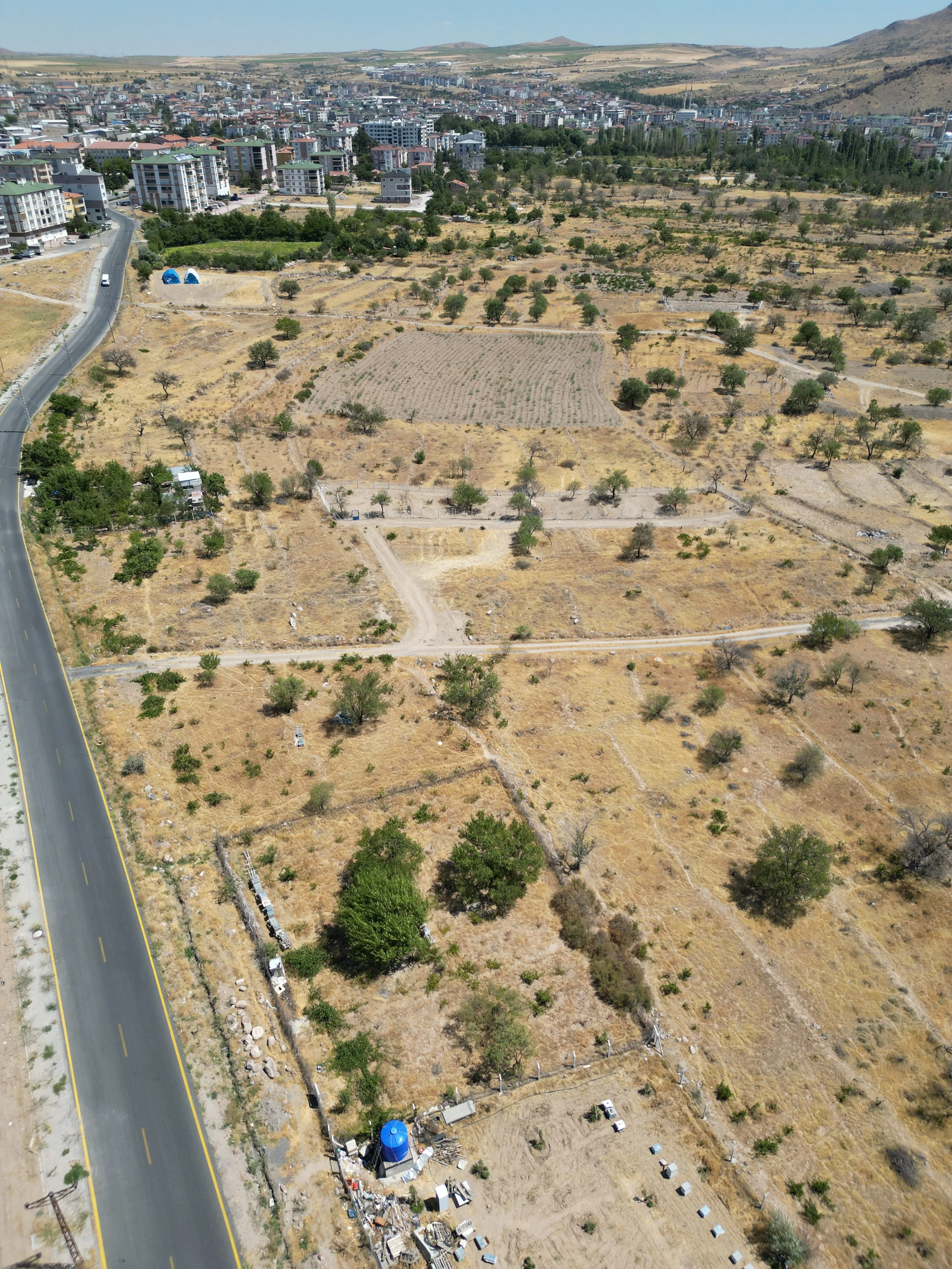 DEVELİ POLAT GAYRİMENKUL - İTFAİYE YOLU ÜZERİ ASFALT YOLA SIFIR KAÇIRILMAYACAK SATILIK BAĞ BAHÇE