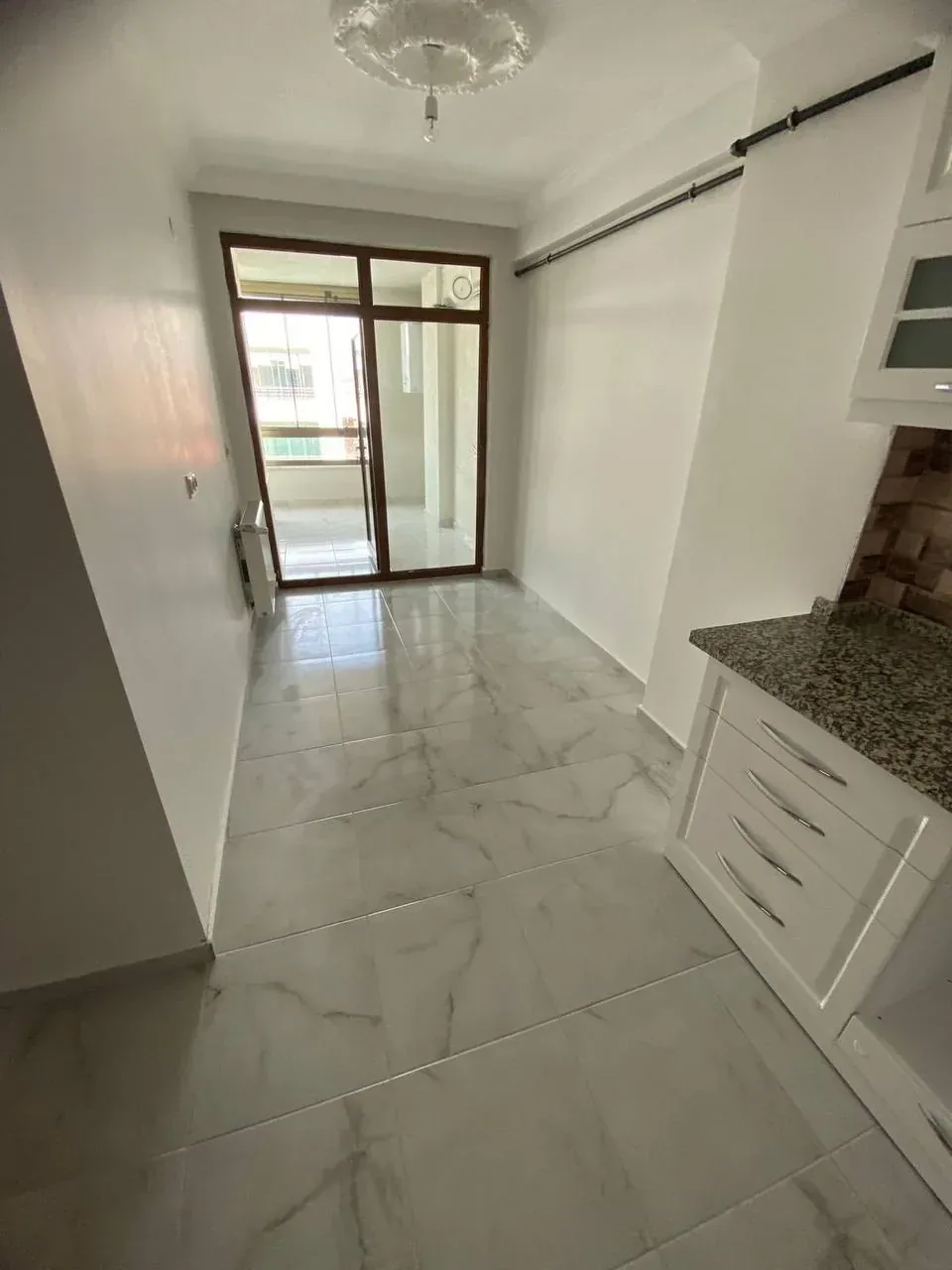 DEVELİ POLAT GAYRİMENKUL - TEKİR CAD. ÜZERİNDE SATILIK GENİŞ FIRSAT DAİRE