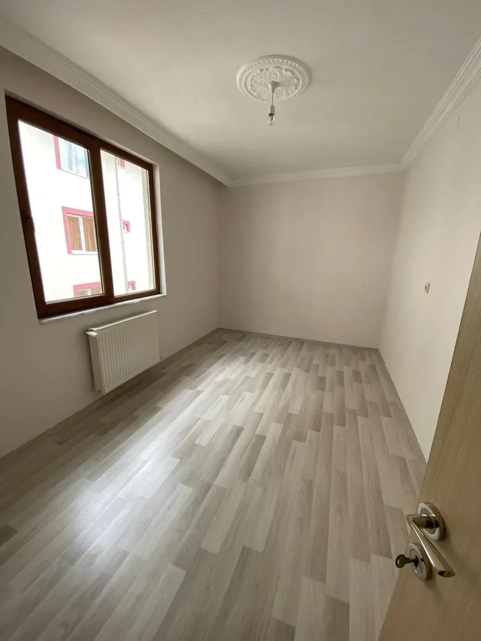 DEVELİ POLAT GAYRİMENKUL - TEKİR CAD. ÜZERİNDE SATILIK GENİŞ FIRSAT DAİRE