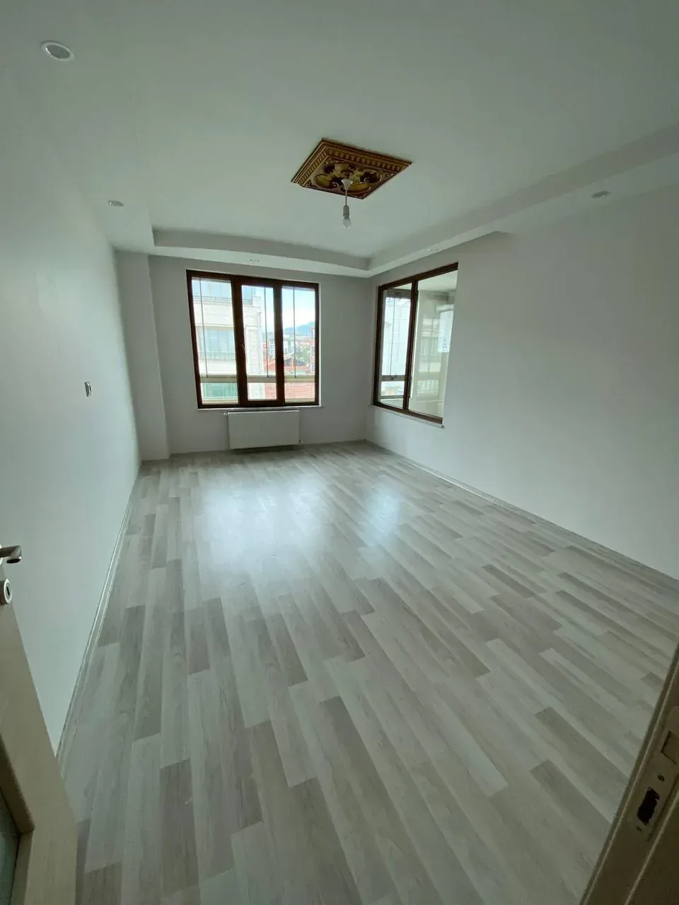 DEVELİ POLAT GAYRİMENKUL - TEKİR CAD. ÜZERİNDE SATILIK GENİŞ FIRSAT DAİRE