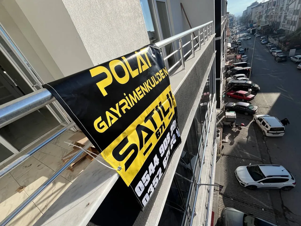 DEVELİ POLAT GAYRİMENKUL-ÇARŞI MERKEZDE ANAYOL ÜZERİ SATILIK KAÇMAZ GENİŞ DAİRE