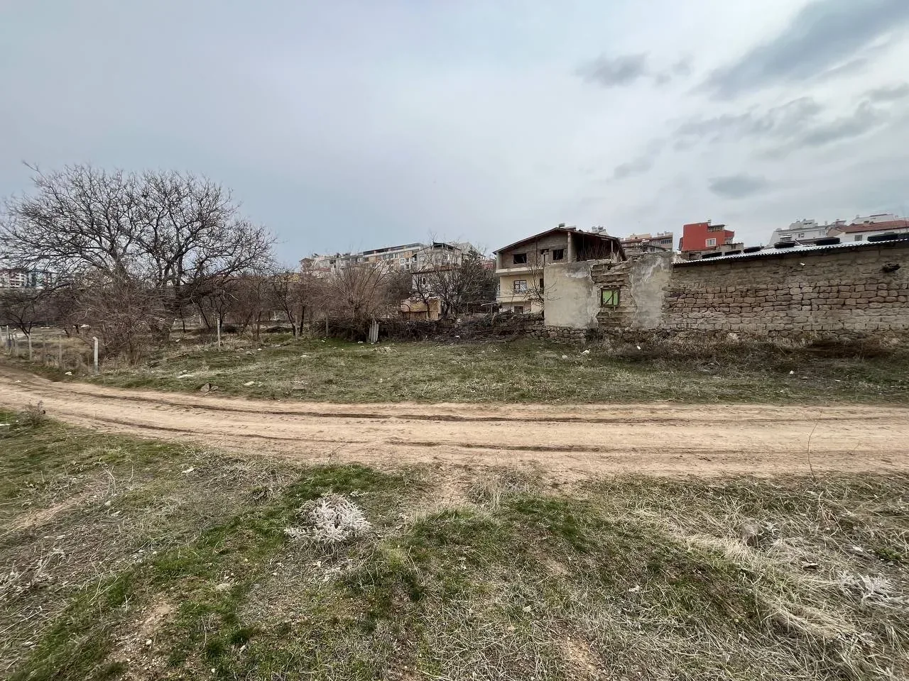 DEVELİ POLAT GAYRİMENKUL-SATILIK FENESE MAHALLESİNDE SATILIK ARSA