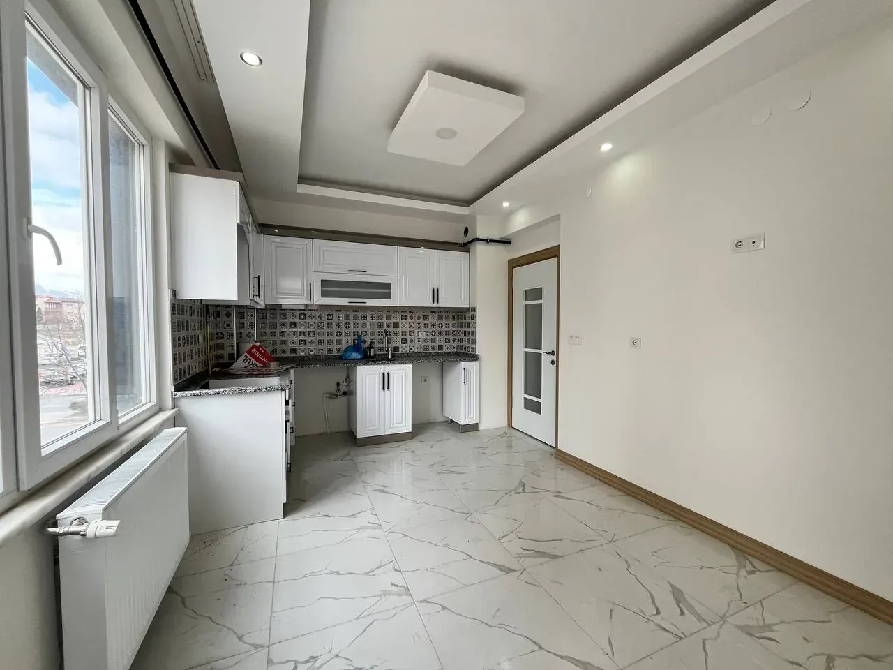 DEVELİ POLAT GAYRİMENKUL - BAHÇELİEVLER MAH. ANAYOL ÜZERİNDE SATILIK GENİŞ DAİRE