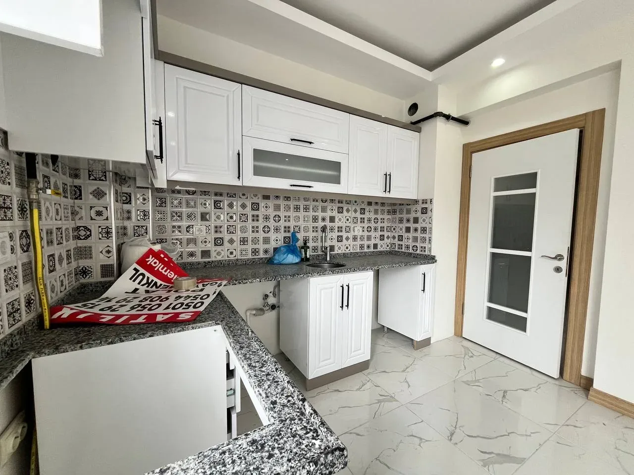DEVELİ POLAT GAYRİMENKUL - BAHÇELİEVLER MAH. ANAYOL ÜZERİNDE SATILIK GENİŞ DAİRE