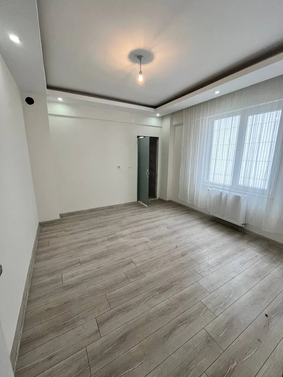 DEVELİ POLAT GAYRİMENKUL - BAHÇELİEVLER MAH. ANAYOL ÜZERİNDE SATILIK GENİŞ DAİRE