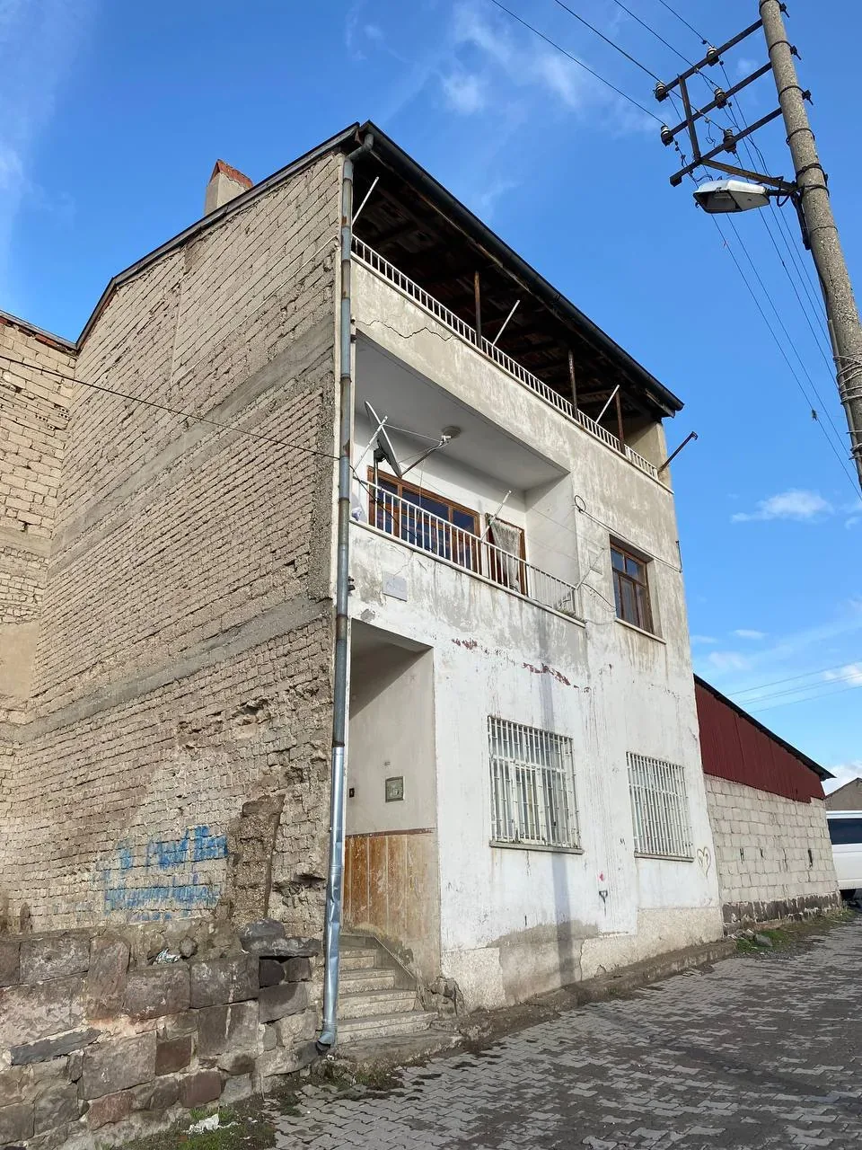 DEVELİ POLAT GAYRİMENKUL - ÇARŞI MERKEZDE SATILIK TİCARİ ARSALI VE KOMPLE SATILIK  BİNA