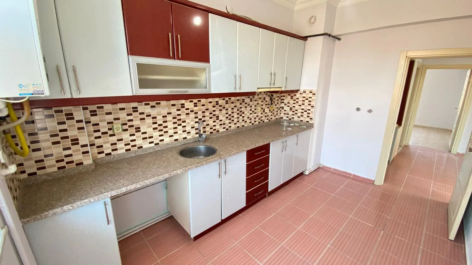 DEVELİ POLAT GAYRİMENKUL- MERKEZİ KONUMDA SATILIK 3+1 BAKIMLI DAİRE