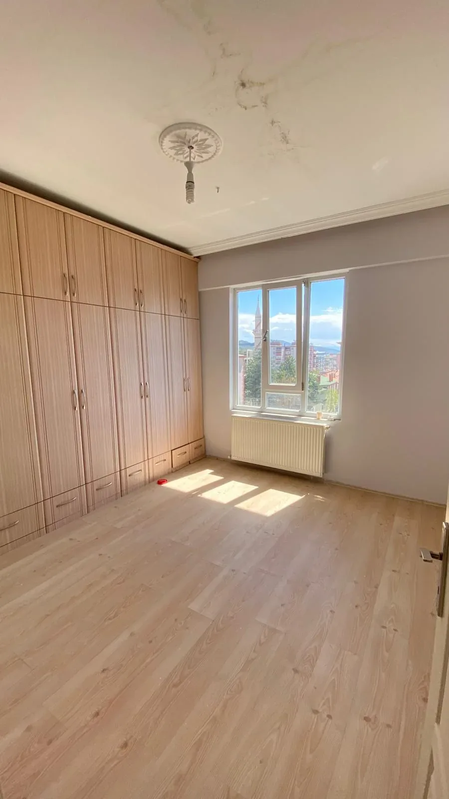 DEVELİ POLAT GAYRİMENKUL- MERKEZİ KONUMDA SATILIK 3+1 BAKIMLI DAİRE