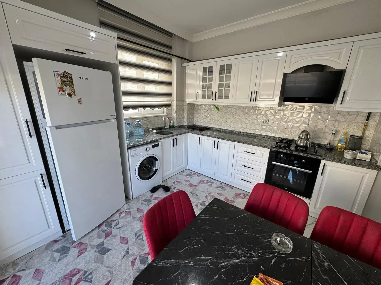DEVELİ POLAT GAYRİMENKUL’DEN TEKİR CADDESİNDE EŞYALI KİRALIK 2+1 DAİRE