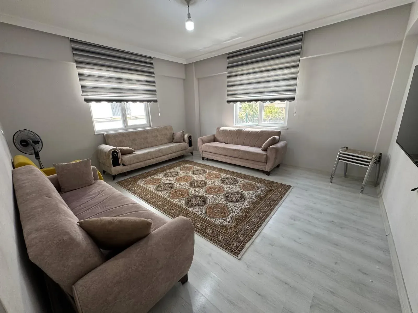 DEVELİ POLAT GAYRİMENKUL’DEN TEKİR CADDESİNDE EŞYALI KİRALIK 2+1 DAİRE