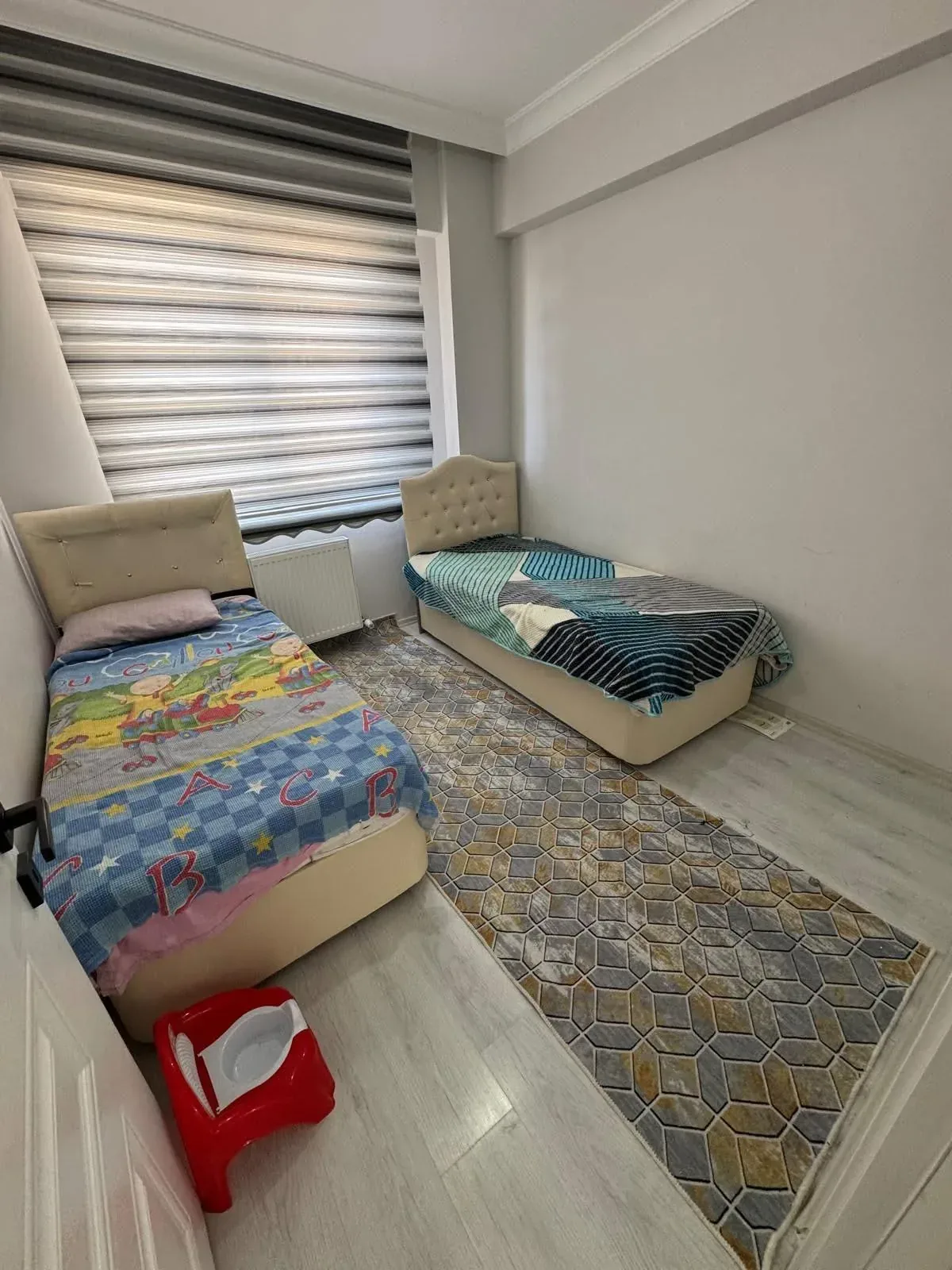 DEVELİ POLAT GAYRİMENKUL’DEN TEKİR CADDESİNDE EŞYALI KİRALIK 2+1 DAİRE