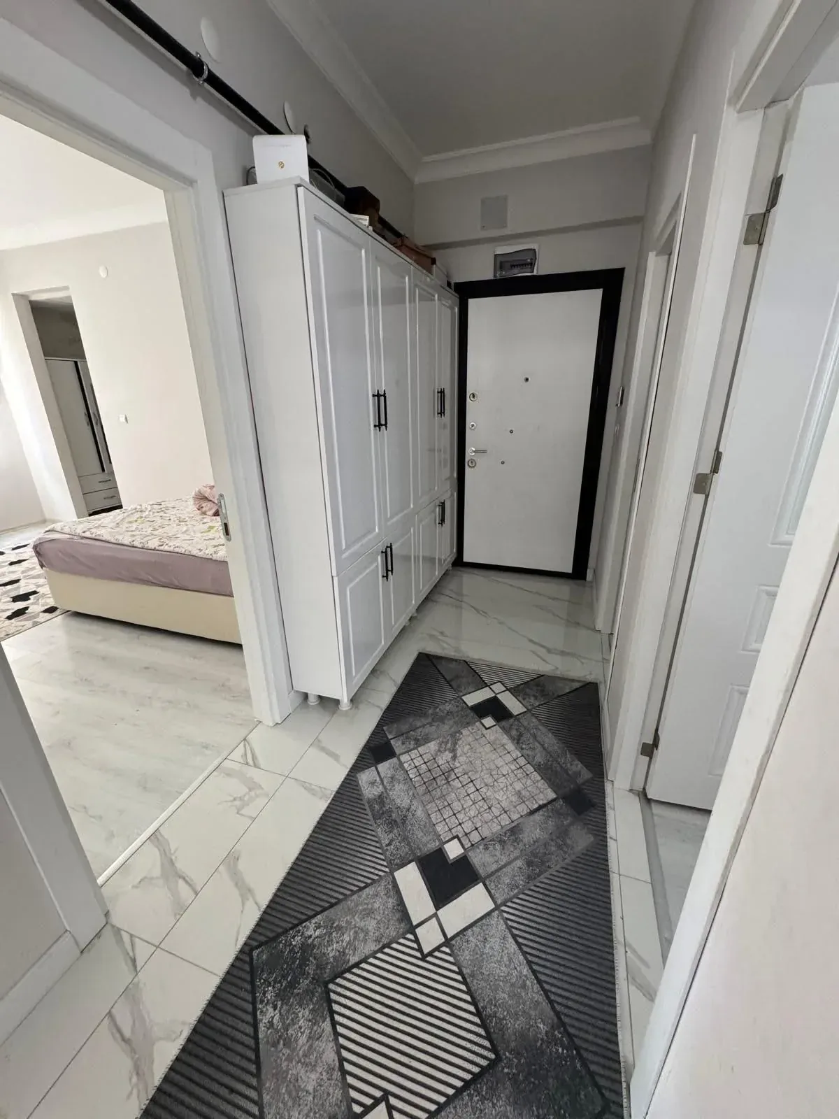 DEVELİ POLAT GAYRİMENKUL’DEN TEKİR CADDESİNDE EŞYALI KİRALIK 2+1 DAİRE