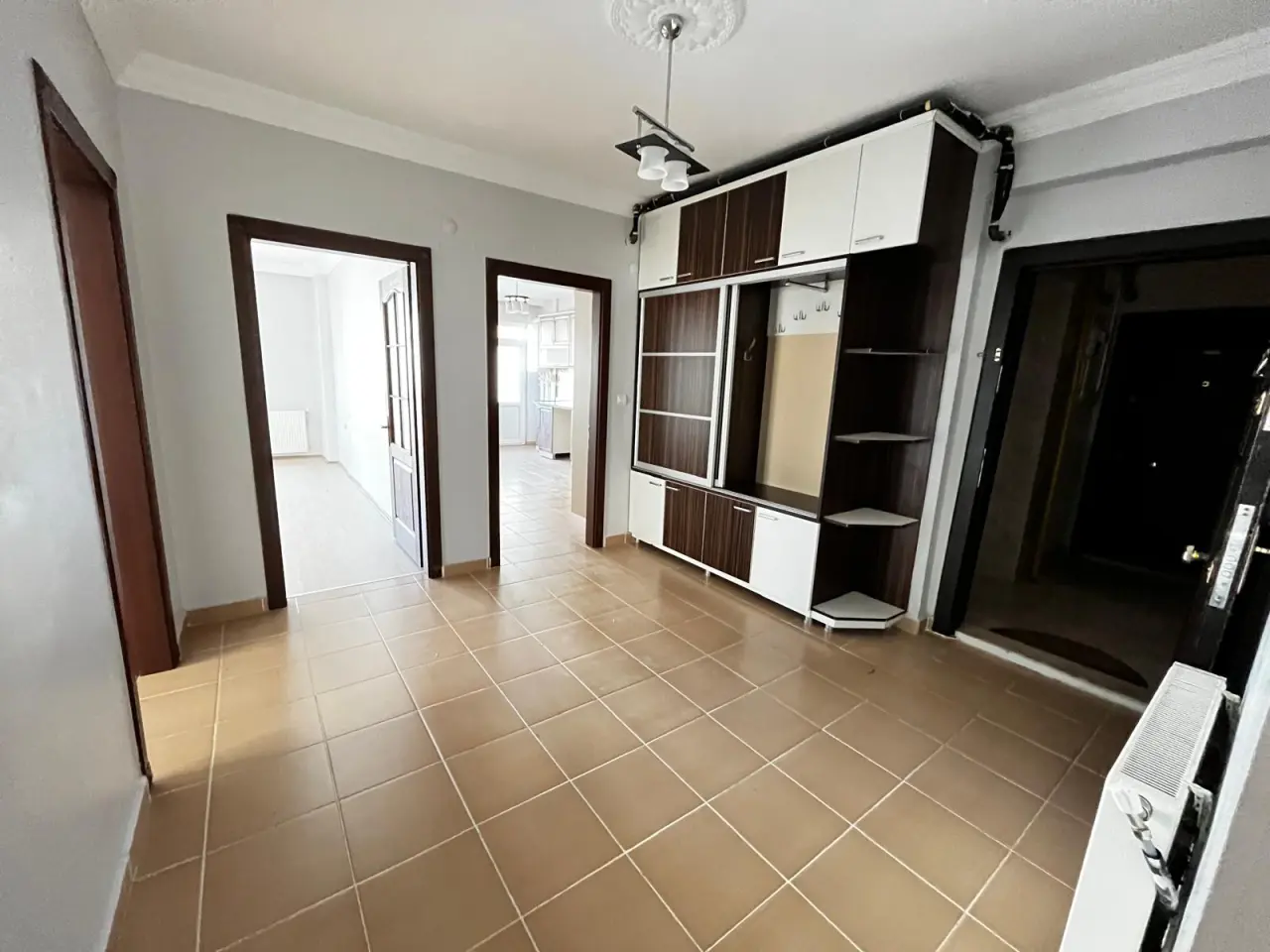 POLAT GAYRİMENKUL - ELBİZ CADDESİ’NDE KİRALIK GENİŞ 3+1 DAİRE