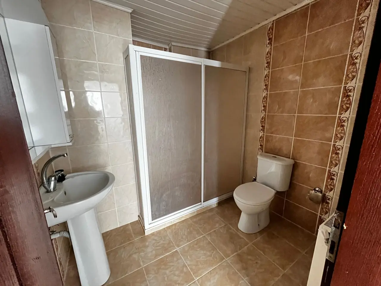 POLAT GAYRİMENKUL - ELBİZ CADDESİ’NDE KİRALIK GENİŞ 3+1 DAİRE