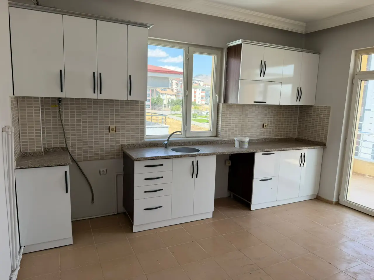 POLAT GAYRİMENKUL -SALI PAZARI MEVKİİNDE SATILIK 3+1 DAİRE