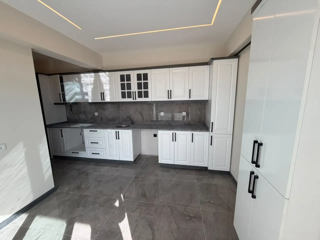 POLAT GAYRİMENKUL -  KIZZIK YOLU MEVKİİNDE 3+1 SATILIK SIFIR DAİRE**
